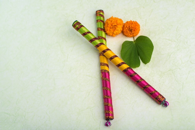 Festival indien Dussehra, montrant des feuilles d'or (Bauhinia racemosa) et des fleurs de souci avec des bâtons de Dandiya.
