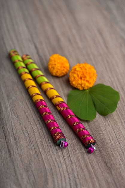 Festival indien Dussehra et Navratri avec des fleurs de souci et des bâtons de Dandiya