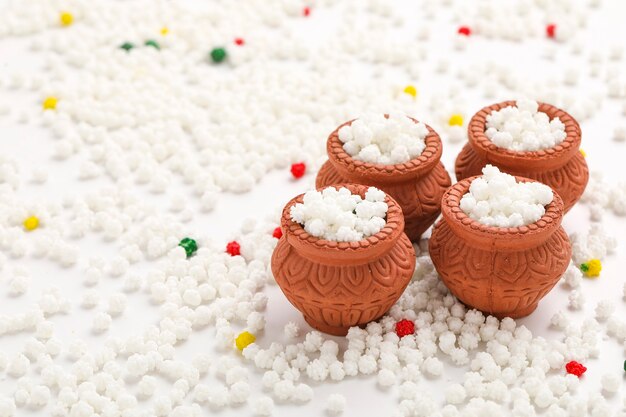 Festival indien makar sankranti concept: Tilgul dans un petit bol. Tilgul est un bonbon au sésame coloré enrobé de graines de sésame; dans le Maharashtra, les gens échangent des tilgul sur Sankranti