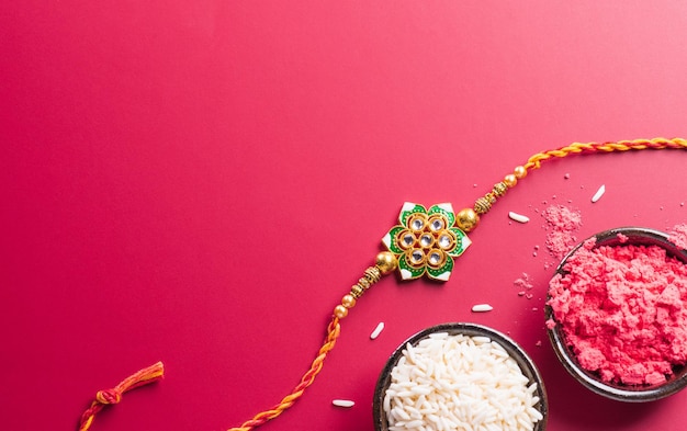 Festival indien de Raksha Bandhan avec de beaux grains de Rakhi et de riz Un bracelet indien traditionnel qui est un symbole de l'amour entre sœurs et frères