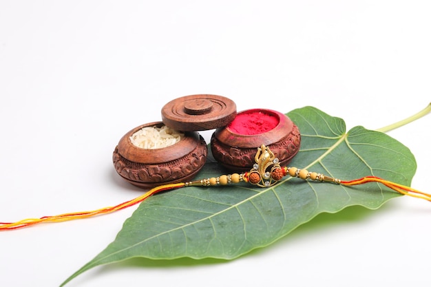 Festival indien Raksha Bandhan Un bracelet indien traditionnel avec kumkum et montée