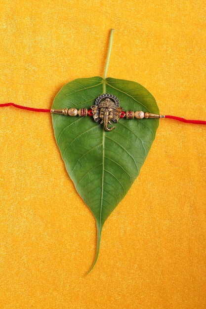 Festival indien Raksha Bandhan Un bracelet indien traditionnel qui est un symbole de l'amour entre frères et sœurs
