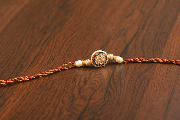 Festival indien Raksha Bandhan Un bracelet indien traditionnel qui est un symbole de l'amour entre frères et sœurs