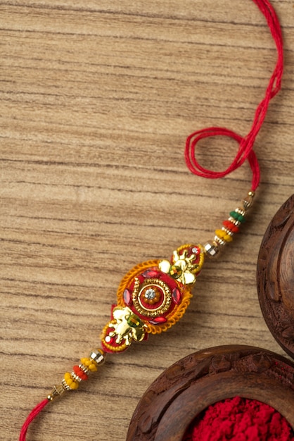 Festival indien: Raksha Bandhan avec un élégant Rakhi, Rice Grains et Kumkum. Un bracelet traditionnel indien qui symbolise l'amour entre frères et soeurs.