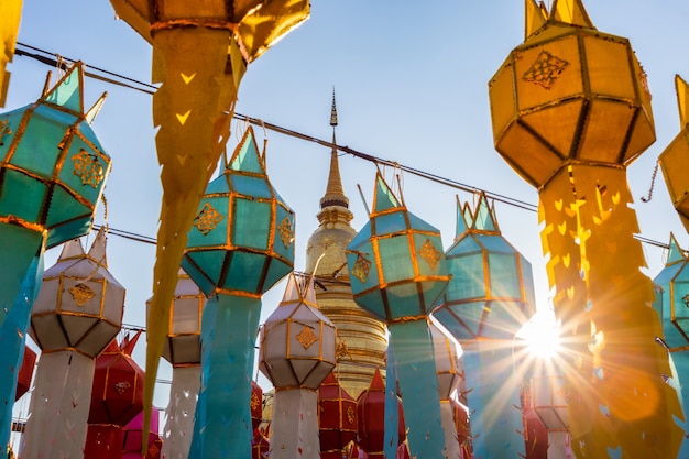 Festival de la lampe colorée et lanterne dans Loi Krathong au Wat Phra That Hariphunchai, province de Lamphun, Thaïlande