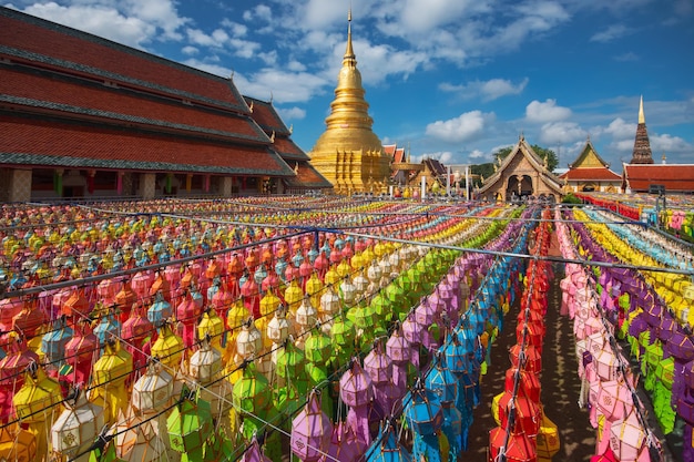 Festival de la lampe colorée et lanterne à Loi Krathong à Wat Phra That Hariphunchai Lamphun Province