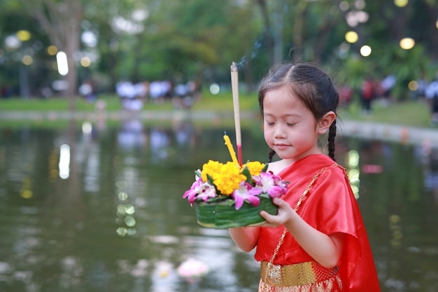 Festival Loy Krathong, Enfant Asiatique Fille En Costume Traditionnel Thaïlandais