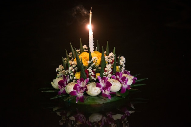 Festival Loy Krathong, les gens achètent des fleurs et des bougies pour allumer et flotter sur l&#39;eau, Thaïlande