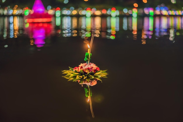 Festival Loy Krathong Les gens achètent des fleurs et des bougies pour s'allumer et flotter sur l'eau pour célébrer le festival Loy Krathong en Thaïlande