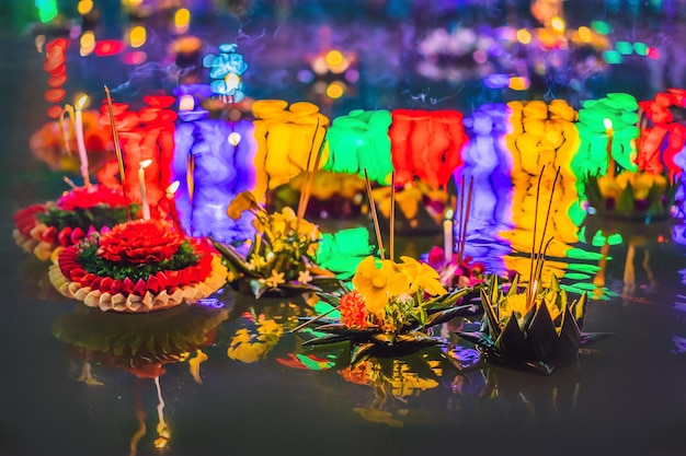 Festival Loy Krathong Les gens achètent des fleurs et des bougies pour s'allumer et flotter sur l'eau pour célébrer le festival Loy Krathong en Thaïlande