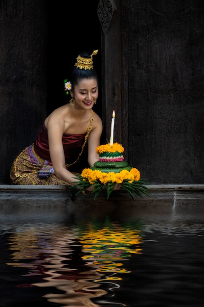 Festival de Loy Krathong en Thaïlande. Les femmes asiatiques sont Loy krathong sur une rivière la nuit.