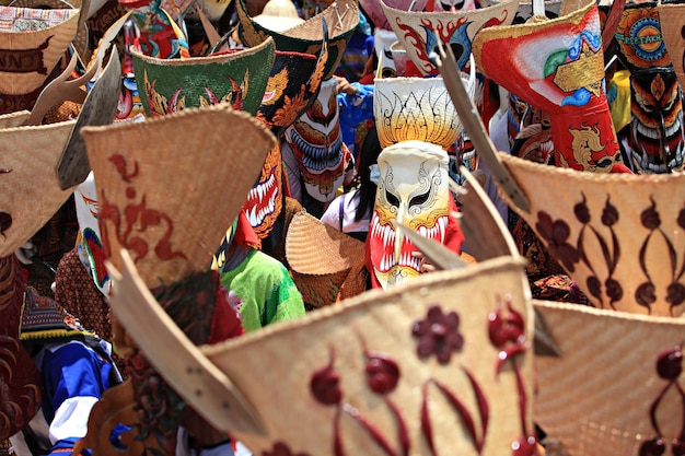 Photo festival de masques de fantômes et de costumes colorés festival phi ta khon dans la province de loei en thaïlande