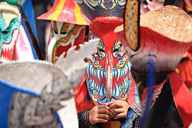 Photo festival de masques de fantômes et de costumes colorés festival phi ta khon dans la province de loei en thaïlande