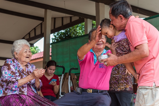 Le festival de Songkran se baigne pour les parents