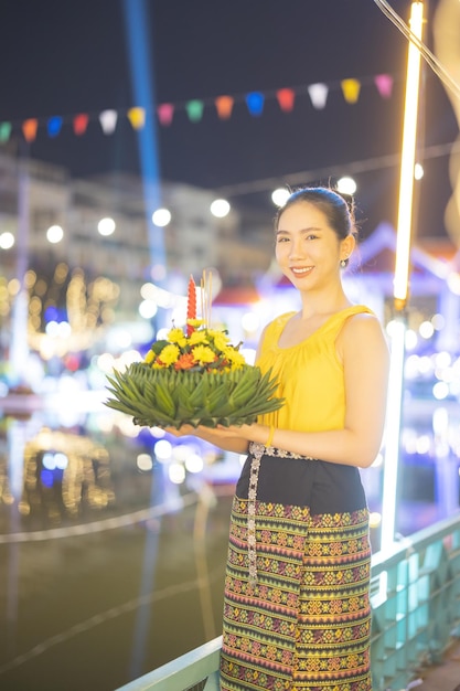 Festival traditionnel de Loy Krathong Une belle femme thaïlandaise tient une forme ornementale de feuilles de bananier de Krathong lors des célébrations de Loy Krathong en Thaïlande pour la déesse de l'eau une nuit de pleine lune