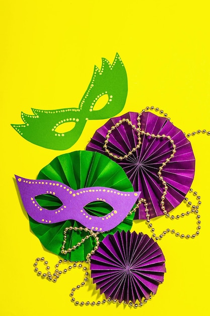 Festive Mardi Gras mascarade fond jaune Fat Tuesday carnaval masques perles décor traditionnel