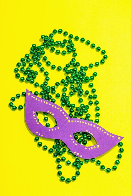 Festive Mardi Gras mascarade fond jaune Fat Tuesday carnaval masques perles décor traditionnel