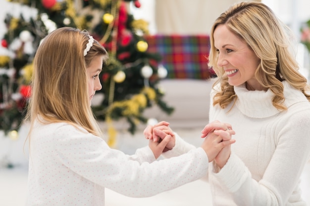 Festive mère et fille à côté de l&#39;arbre de Noël