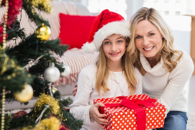 Festive mère et fille à côté de l&#39;arbre de Noël