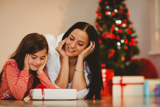 Festive mère et fille souriant au cadeau