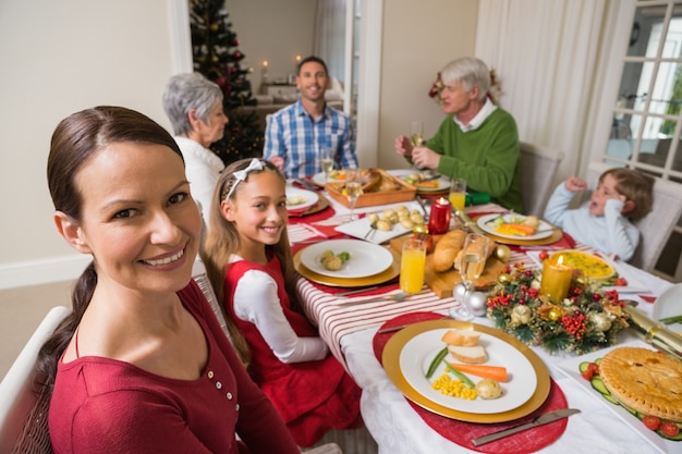 Festive mère et fille, souriant à la caméra