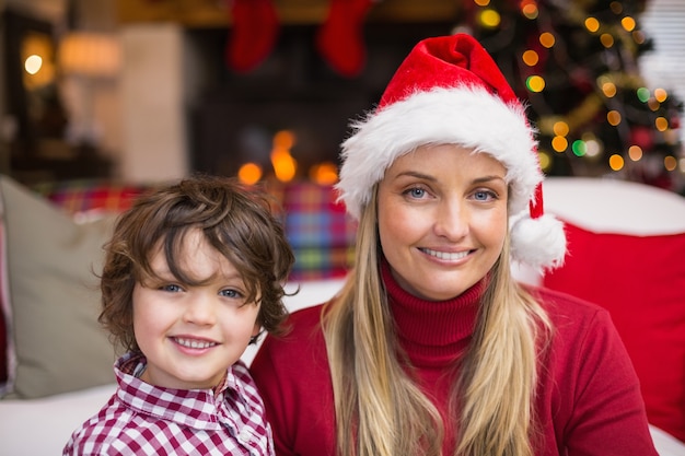 Festive mère et fils, souriant à la caméra