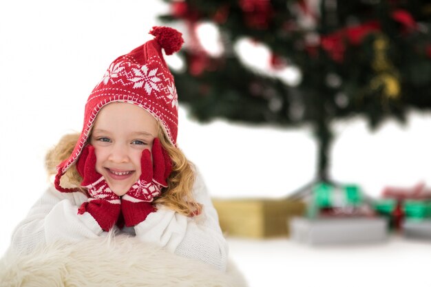 Festive petite fille au chapeau et écharpe