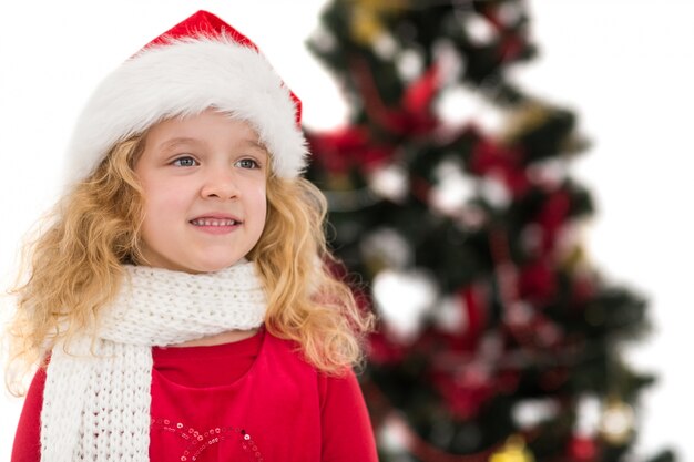 Festive petite fille en bonnet de Noel et écharpe