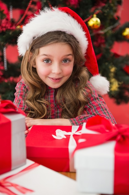 Festive petite fille avec des cadeaux