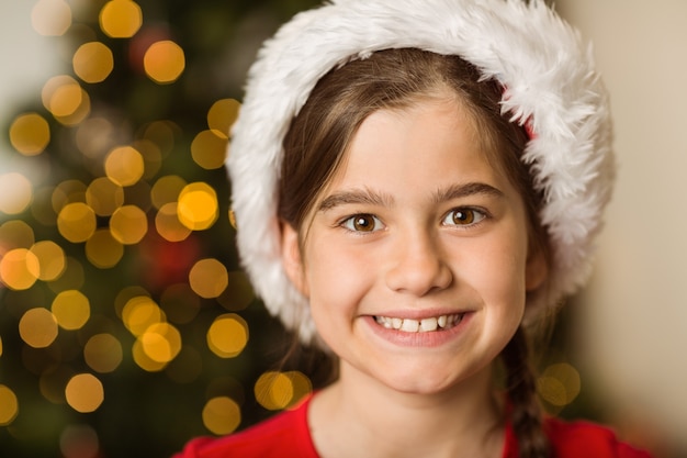 Festive petite fille souriante à la caméra