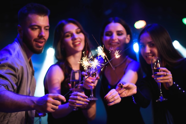 Fêtards célébrant dans le club