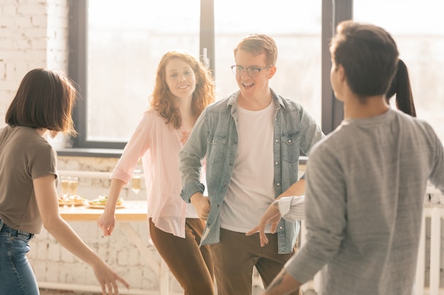 Fête des amis à la maison