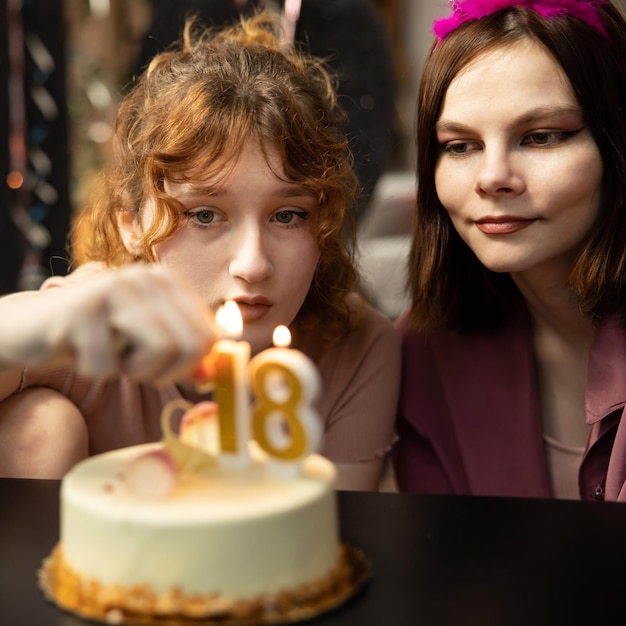 Fête d'anniversaire d'amis heureux avec des gâteaux de célébration aux bougies adolescents grils célébrant la fête d'anniversaire