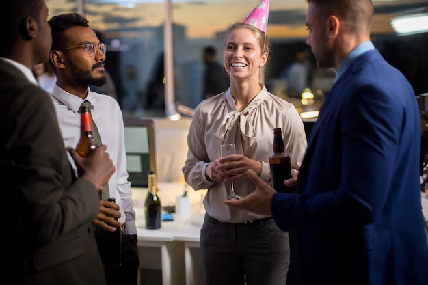 Fête d'anniversaire au bureau