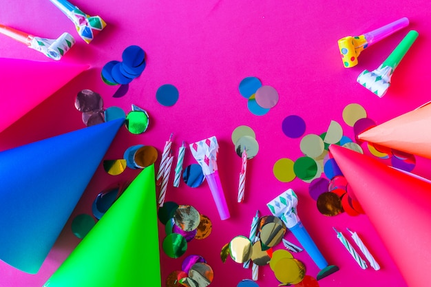 Fête d&#39;anniversaire avec des chapeaux de papier.