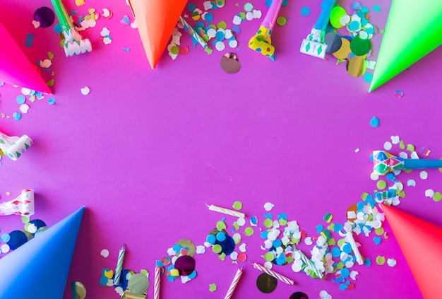 Fête d&#39;anniversaire avec des chapeaux de papier.