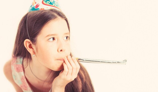 Fête d'anniversaire de l'enfant Petite fille heureuse célébrer Carnaval adolescent ou préadolescent Célébrer le carnaval lumineux pour la fête d'anniversaire des enfants Isolé sur blanc Portrait de petite fille Espace de copie