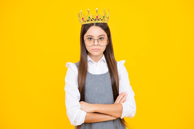 Fête d'anniversaire de filles enfant drôle en couronne Imaginez-vous une reine enfant porter un diadème Une adolescente réussie porte le succès de la couronne de la reine de beauté de luxe