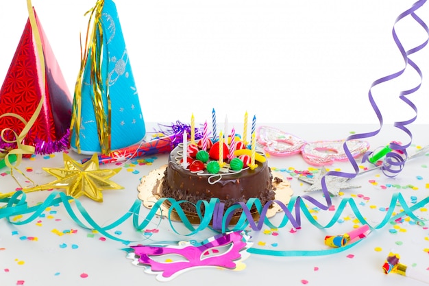 Fête d&#39;anniversaire avec gâteau au chocolat