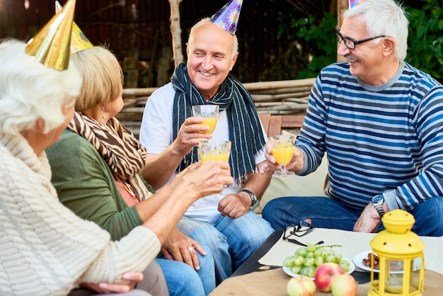 Fête d'anniversaire d'un homme senior