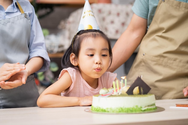 Fête d'anniversaire de jeune famille asiatique