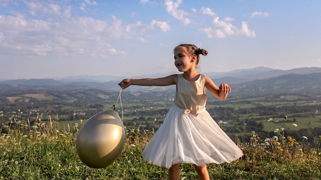 Fête après le verrouillage fille dansant seule avec des montgolfières au sommet des montagnes nouvelle normalité