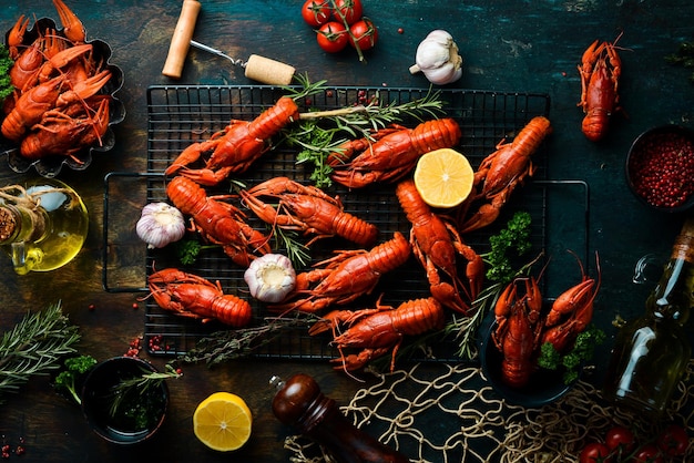 Fête de la bière. Nature morte aux écrevisses écrevisses sur fond rustique en bois ancien. Fruits de mer. Vue de dessus. Mise à plat.