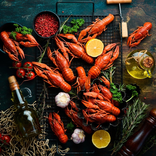 Fête de la bière Nature morte aux écrevisses écrevisses sur fond rustique en bois ancien Vue de dessus de fruits de mer Mise à plat