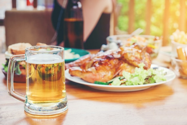 Fête de la bière et poulet grillé heureux de profiter de la maison