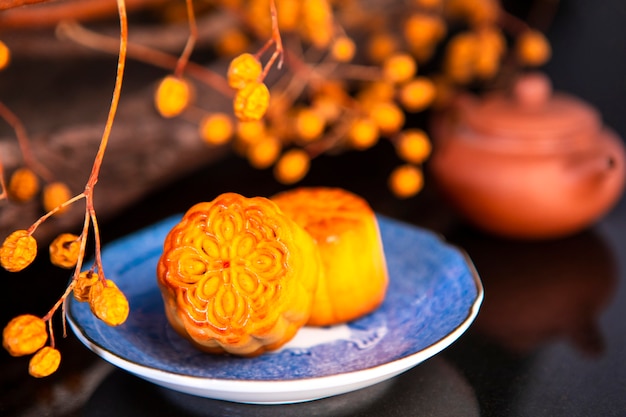 Fête chinoise, la famille réunie pour la fête de la mi-automne, dégustant des gâteaux de lune,