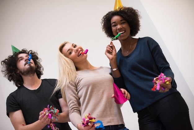 fête de confettis groupe de jeunes heureux célébrant le nouvel an en dansant et en s'amusant à la maison