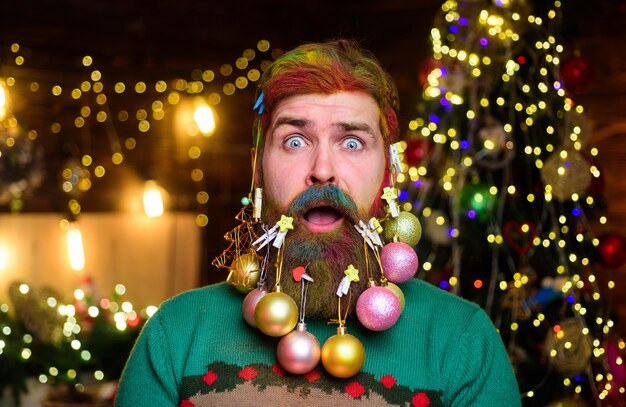 La fête du nouvel an de la barbe décorée a surpris l'homme du père Noël avec la barbe décorée de l'homme du père Noël barbu avec