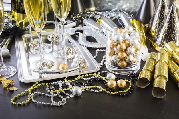 Fête du Nouvel An avec champagne et chocolats.