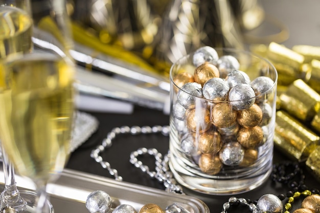 Fête du Nouvel An avec champagne et chocolats.
